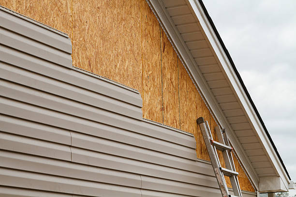 Professional Vinyl Siding technician working in Keedysville, MD